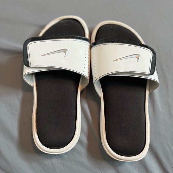 Men’s size 6 white and black Nike slides. - Picture 2 of 3